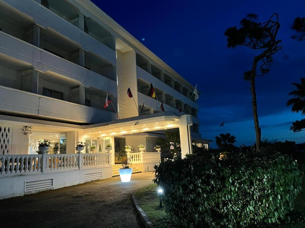 Domizia Palace Hotel Baia Domizia Exterior photo